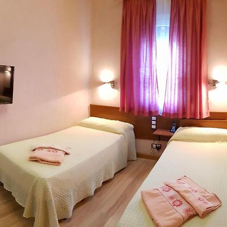 Hostal De La Torre Hostal Economico Вальядолід Екстер'єр фото