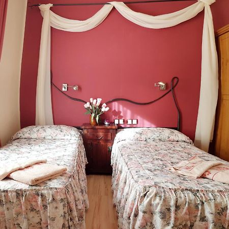 Hostal De La Torre Hostal Economico Вальядолід Екстер'єр фото