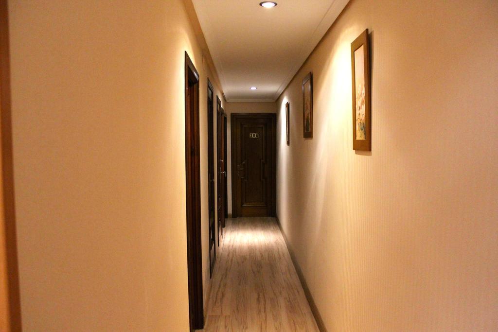Hostal De La Torre Hostal Economico Вальядолід Екстер'єр фото