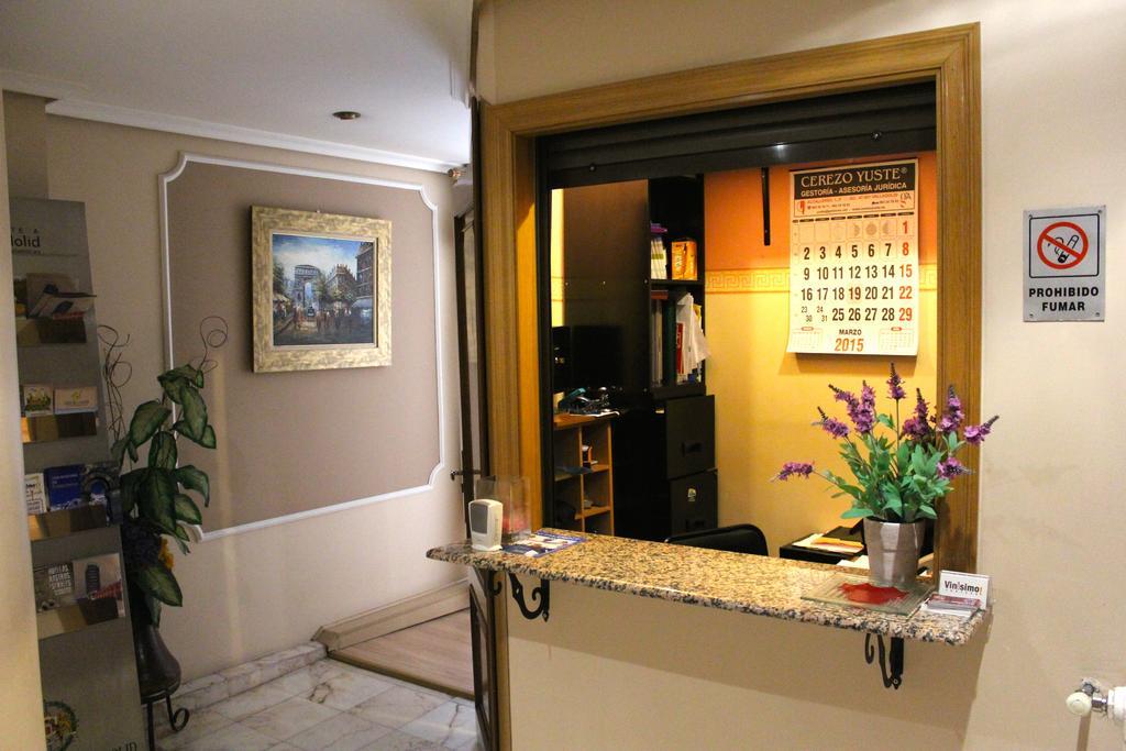 Hostal De La Torre Hostal Economico Вальядолід Екстер'єр фото