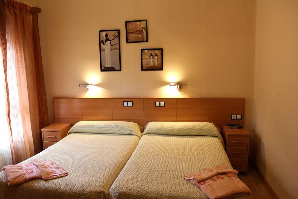Hostal De La Torre Hostal Economico Вальядолід Номер фото