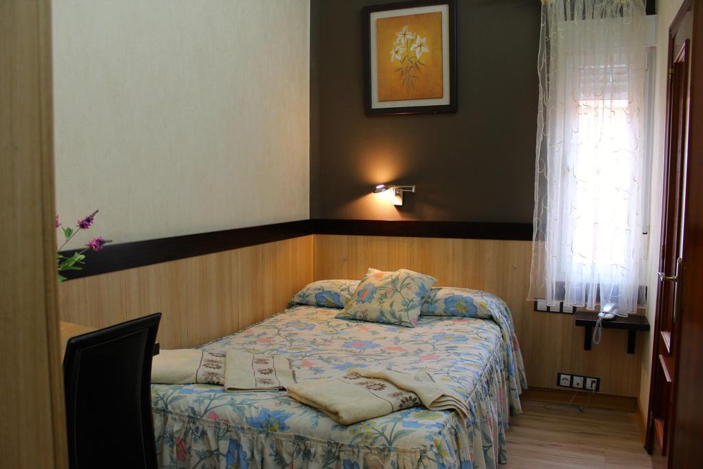 Hostal De La Torre Hostal Economico Вальядолід Номер фото