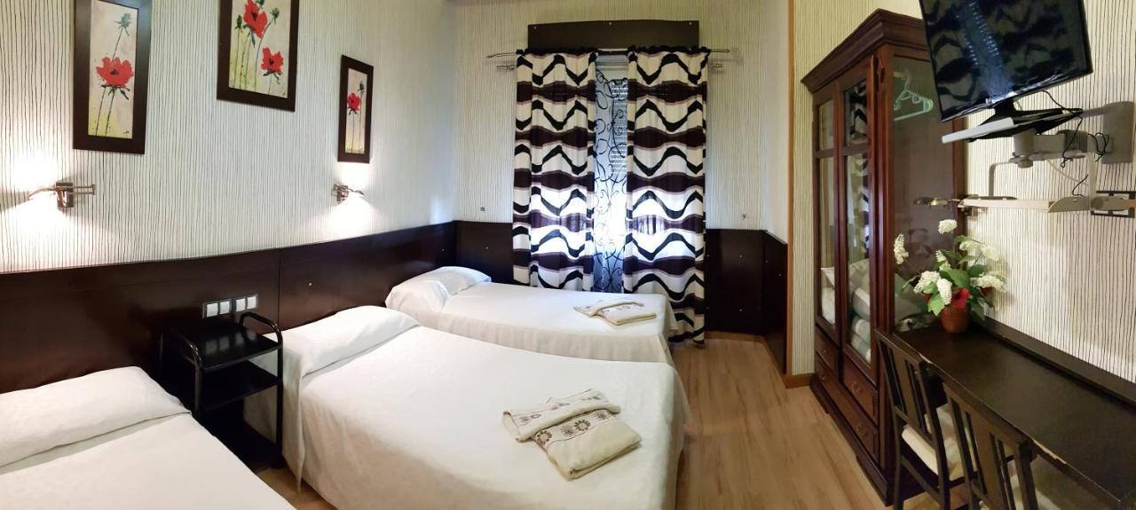 Hostal De La Torre Hostal Economico Вальядолід Екстер'єр фото