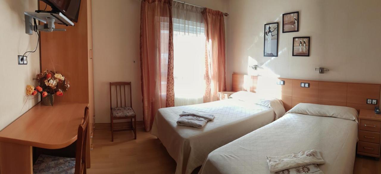 Hostal De La Torre Hostal Economico Вальядолід Екстер'єр фото