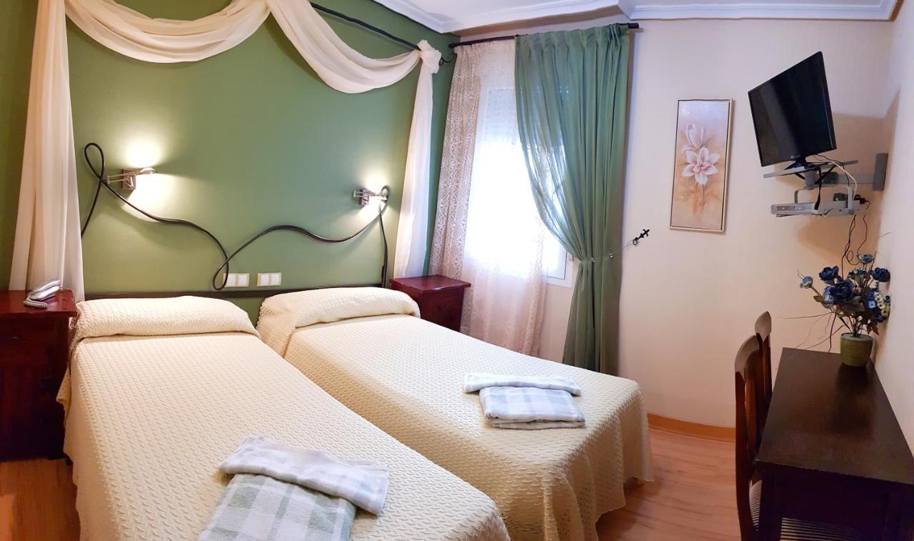 Hostal De La Torre Hostal Economico Вальядолід Екстер'єр фото