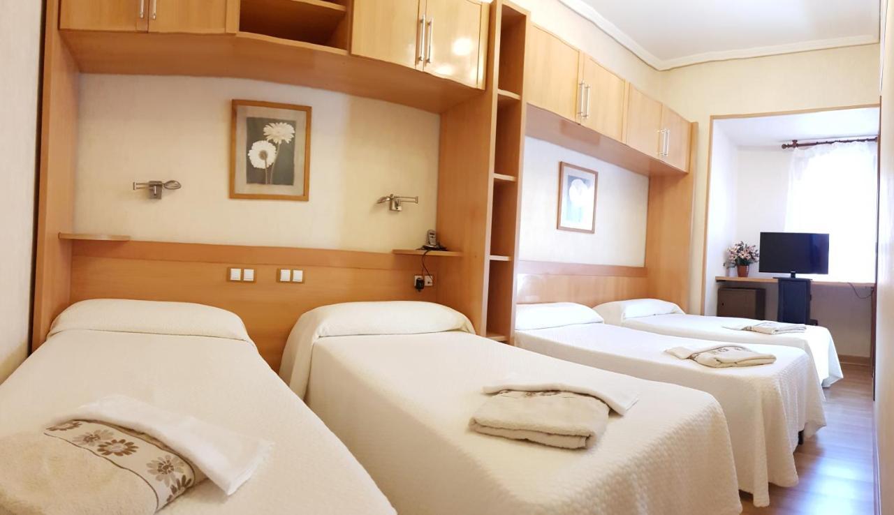 Hostal De La Torre Hostal Economico Вальядолід Екстер'єр фото