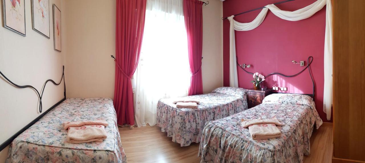 Hostal De La Torre Hostal Economico Вальядолід Екстер'єр фото