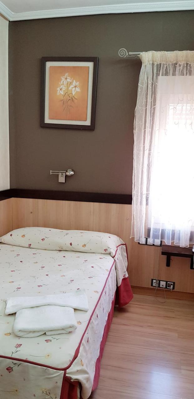 Hostal De La Torre Hostal Economico Вальядолід Екстер'єр фото